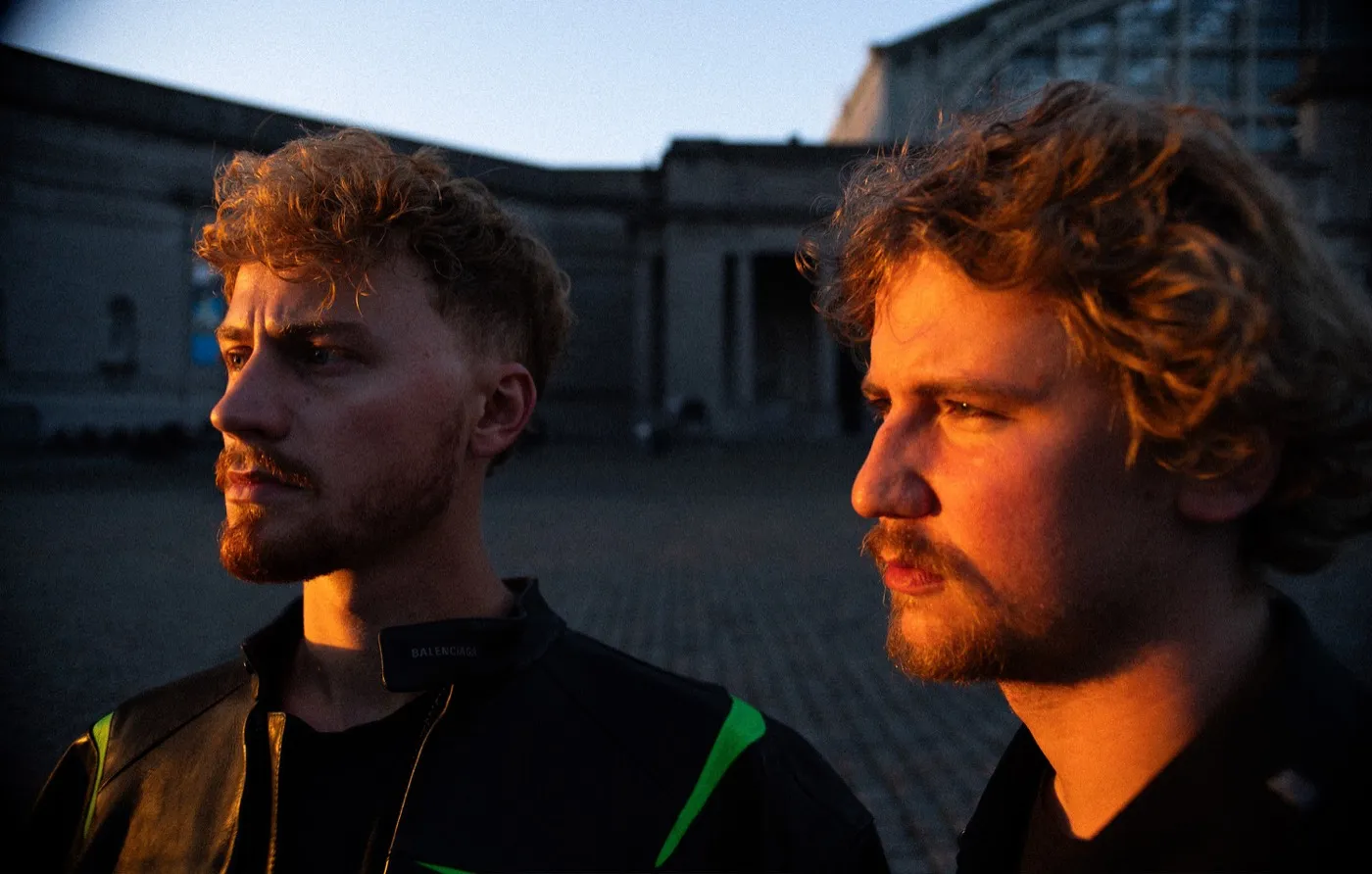 Théo Roland and Gaëtan Heymans in profile at sunset